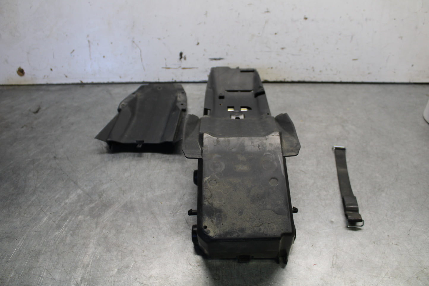 21-24 YAMAHA MT-07 REAR BACK TAIL UNDERTAIL BATTERY TRAY PLASTIC BB662