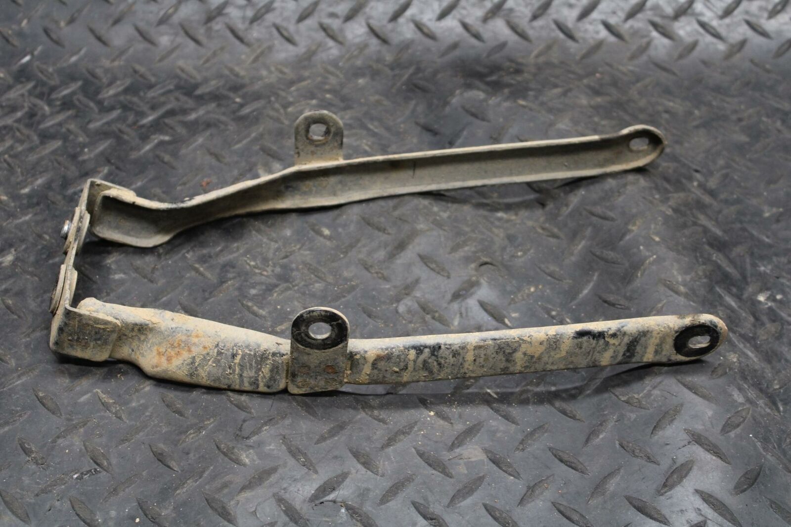 78 SUZUKI GS550E REAR BACK FENDER MUD GUARD SUPPORT BB212