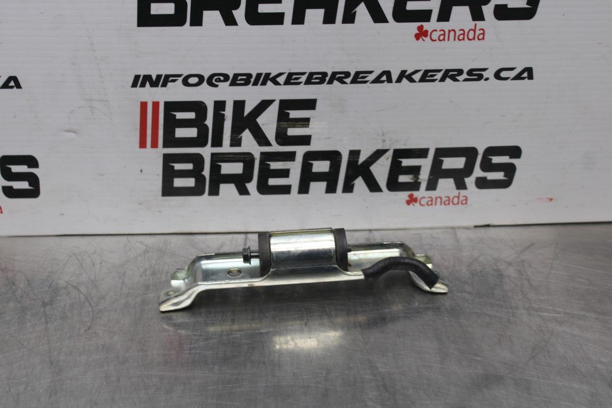 22 KAWASAKI NINJA 1000SX GAS TANK FUEL CELL PETROL RESERVOIR BRACKET MOUNT BB780