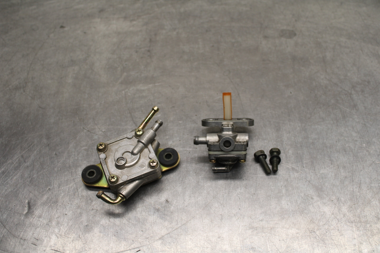 04 SUZUKI INTRUDER 800 GAS TANK FUEL PETCOCK / DIAPHRAGM BB758