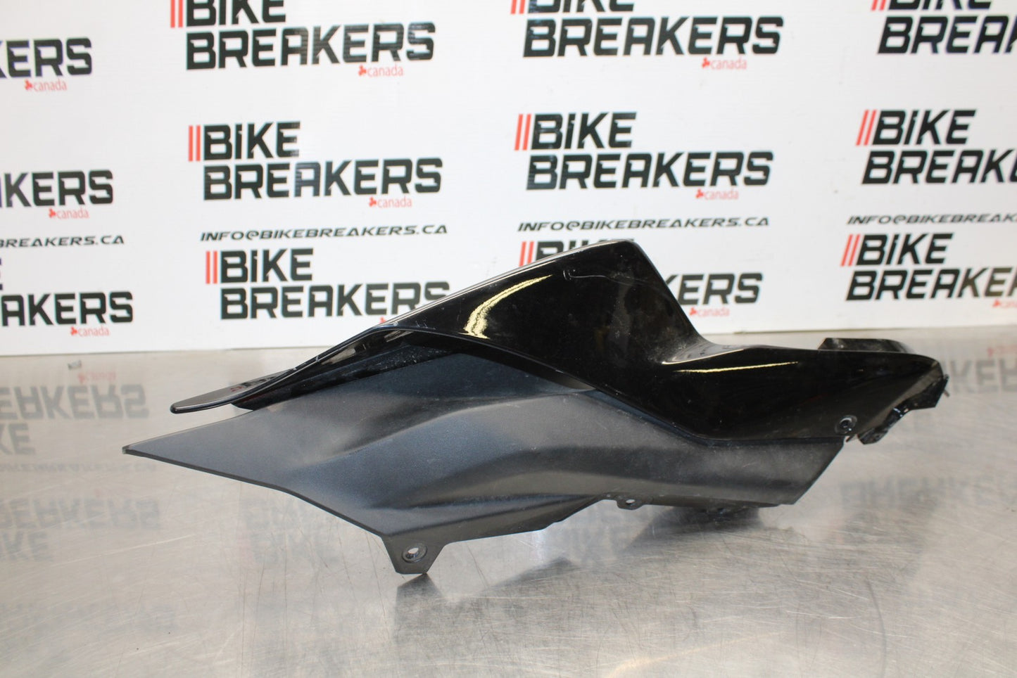22-25 YAMAHA YZF R7 RIGHT REAR BACK TAIL FAIRING COWL SHROUD BB176