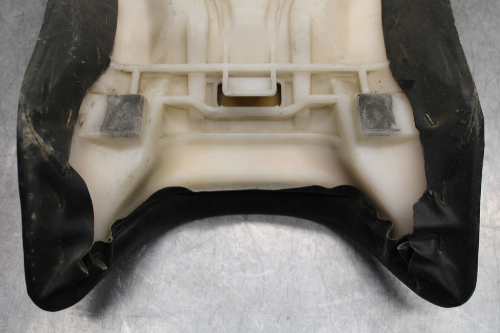 07-08 YAMAHA YZF R1 FRONT DRIVERS SEAT PAD SADDLE PILLION BB724