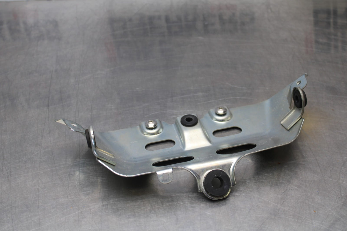08-10 SUZUKI GSXR 600 FRONT GAS TANK FAIRING COWL COVER MOUNT BRACKET BB202