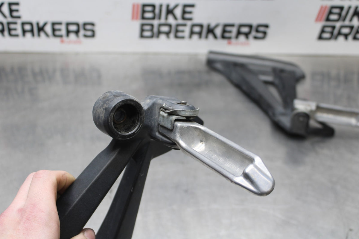 09 KAWASAKI NINJA 250R REAR BACK PASSENGER PEG SET PAIR BB824