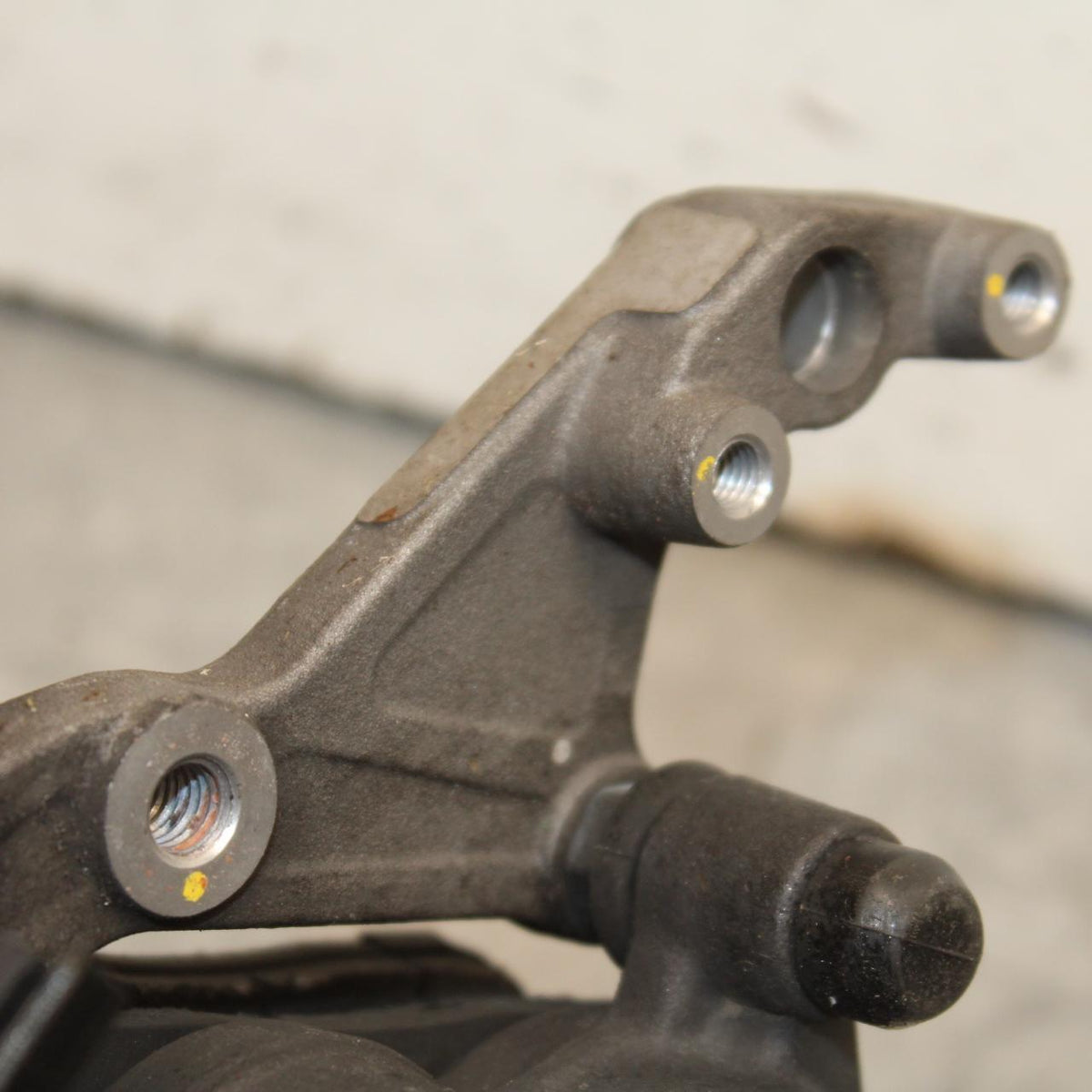 15-18 HONDA CB300FA FRONT BRAKE CALIPER WITH MOUNT BRACKET BB646
