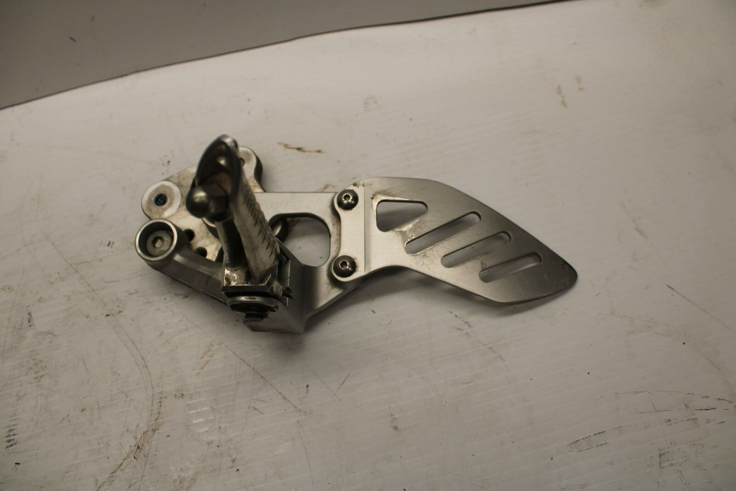 08-09 SUZUKI GSXR600 LEFT REARSET REAR SET DRIVER FOOT PEG REST STOP BB250