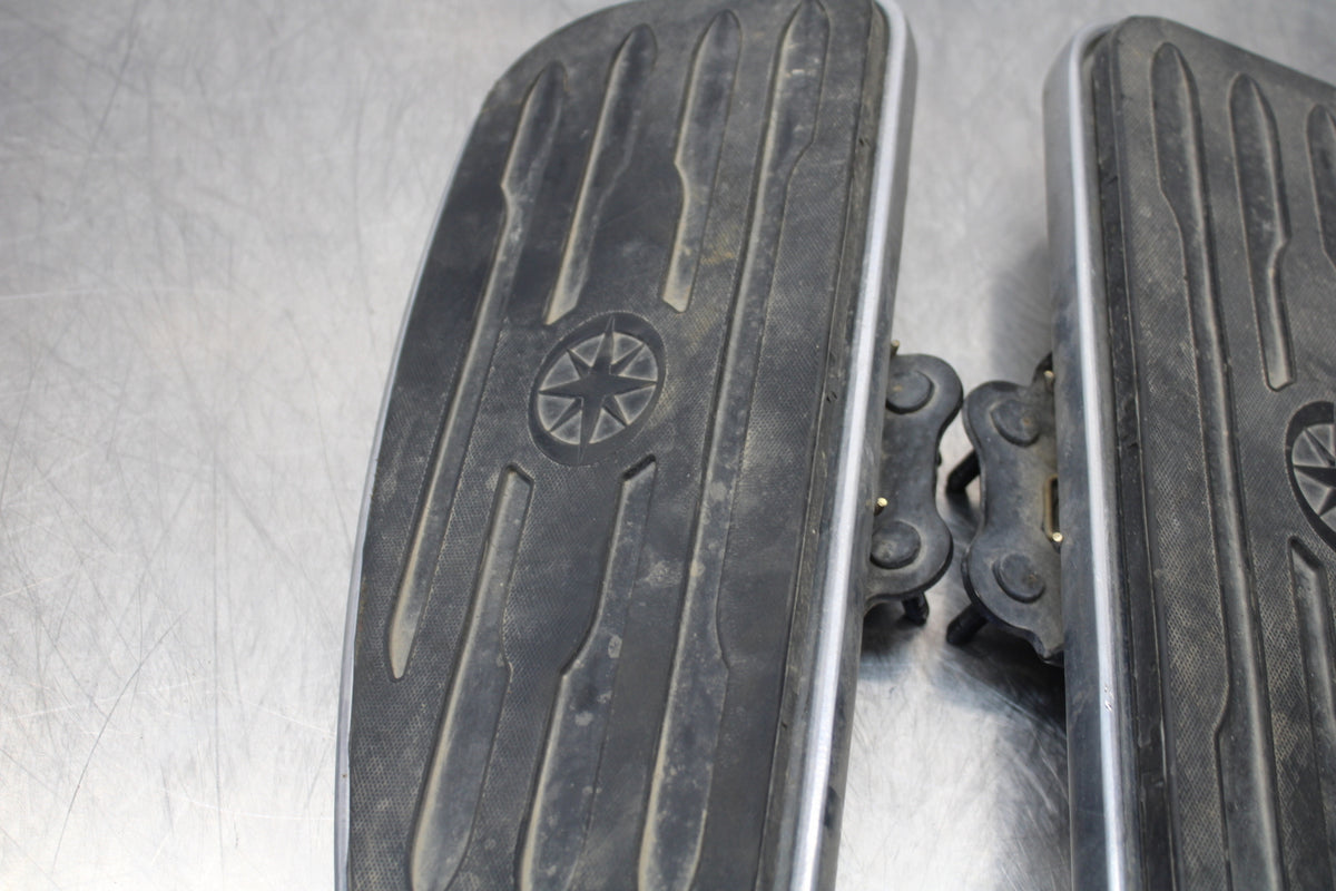 04 YAMAHA ROAD STAR XV1700A FRONT FOOT RESTS PEGS STEPS SET PAIR BB155