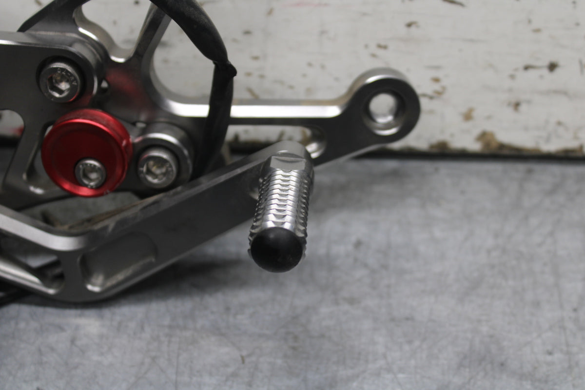 07-08 YAMAHA YZF R1 RIGHT REARSET REAR SET DRIVER FOOT PEG REST STOP BB724