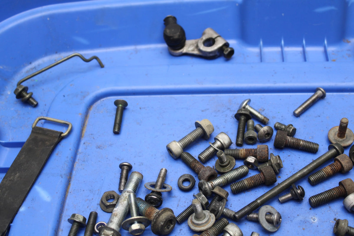 00 SUZUKI GSXR750 BOLTS HARDWARE MOTOR SCREWS BB820