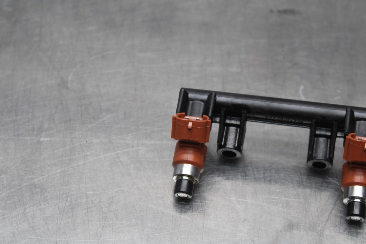 18 YAMAHA YZF R1  SECONDARY FUEL INJECTORS TOP AIRBOX GAS RAIL BB838