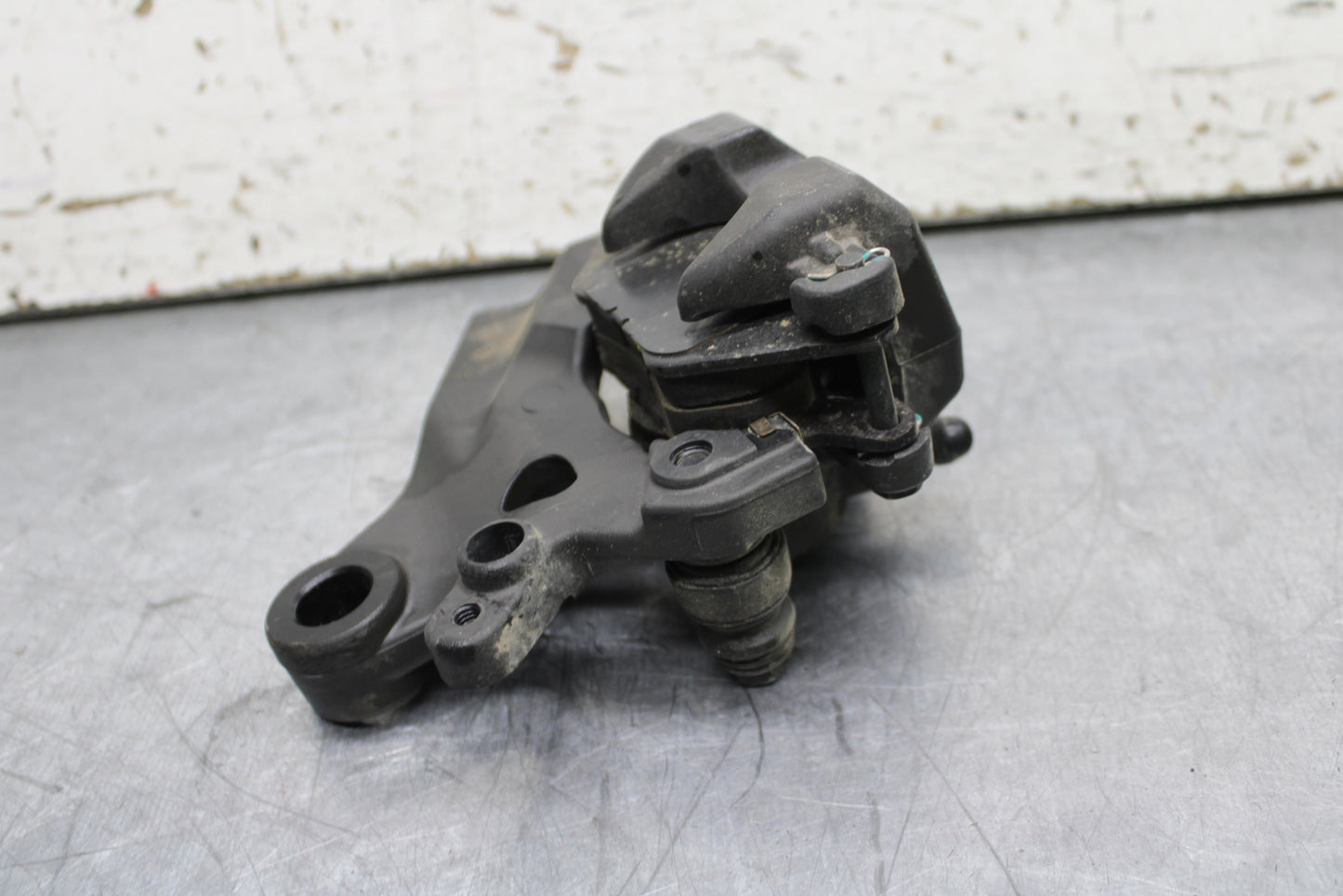 19-24 YAMAHA R3 REAR BACK BRAKE CALIPER W MOUNT BRACKET BB736