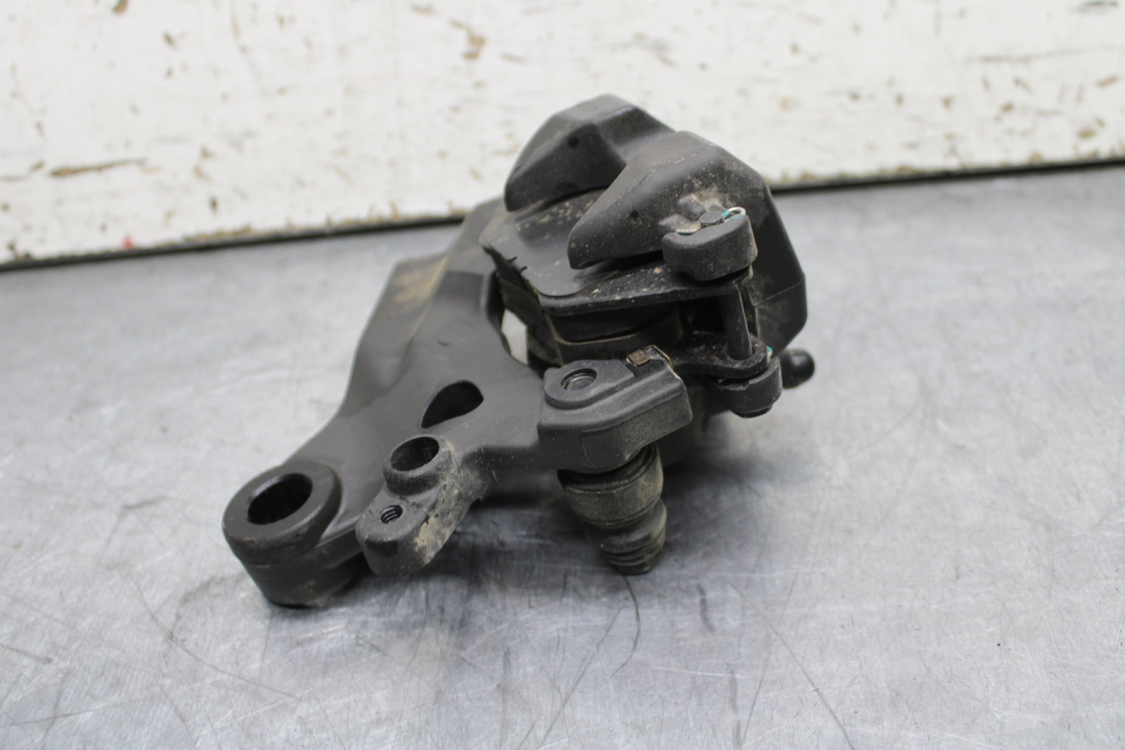 19-24 YAMAHA R3 REAR BACK BRAKE CALIPER W MOUNT BRACKET BB736
