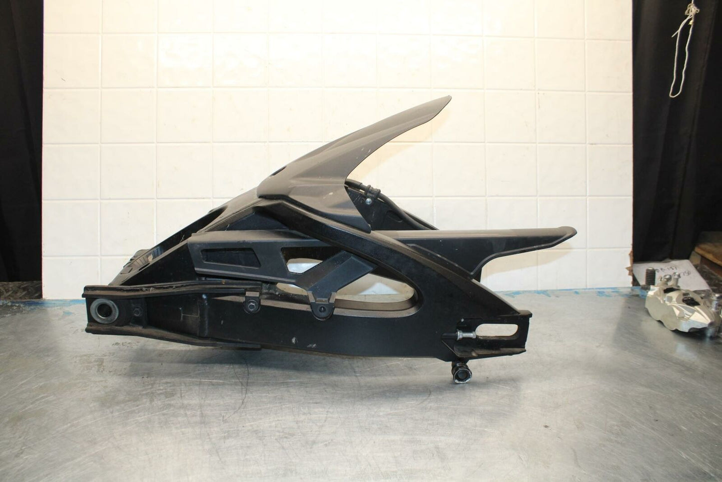 11-17 SUZUKI GSXR600 REAR SWINGARM BACK SUSPENSION SWING ARM W HUGGER BB417