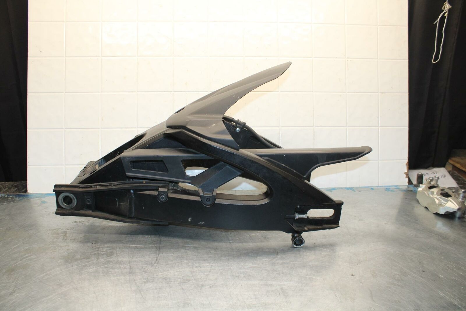 11-17 SUZUKI GSXR600 REAR SWINGARM BACK SUSPENSION SWING ARM W HUGGER BB417