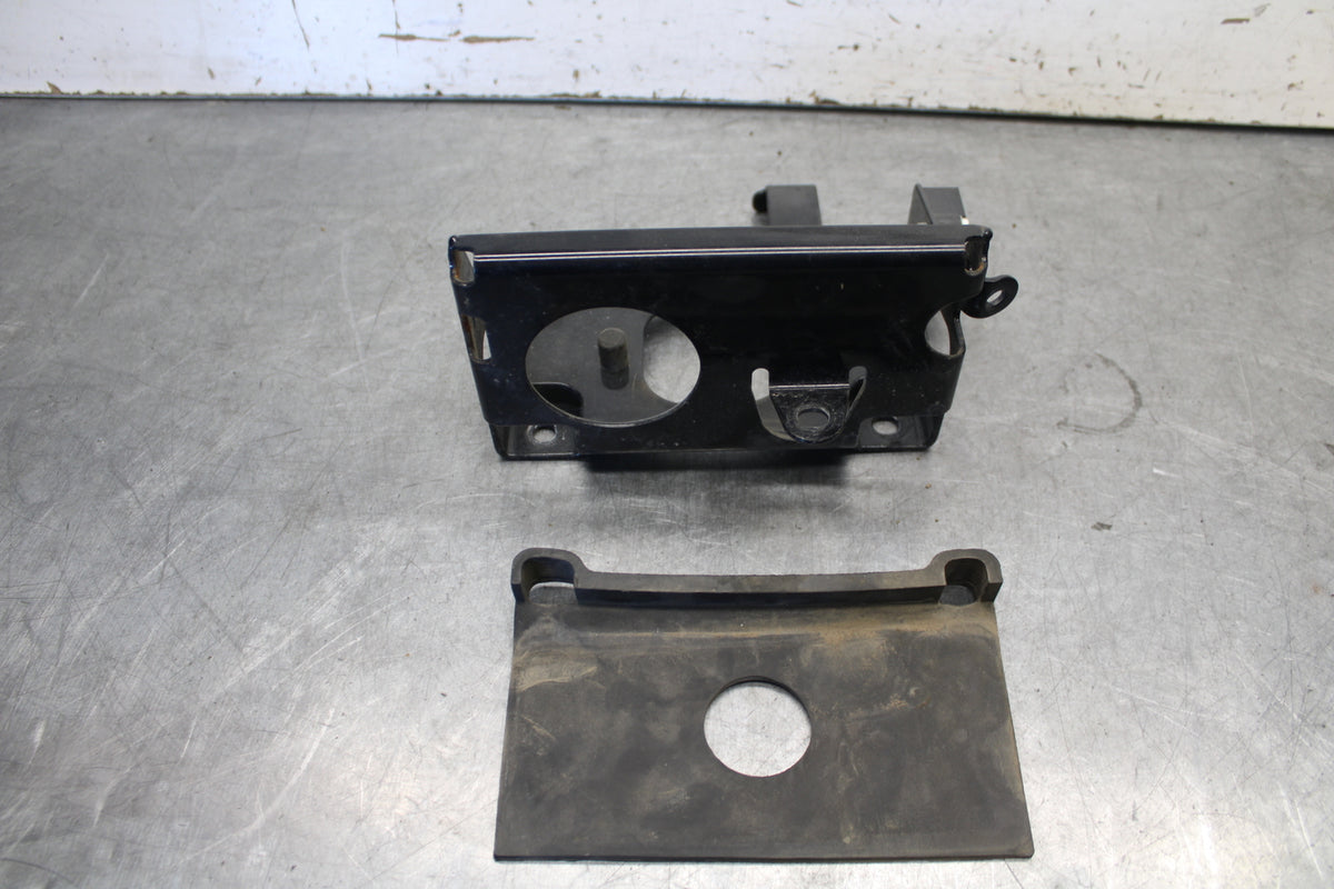 04-16 HARLEY-DAVIDSON SPORTSTER 883 BATTERY TRAY BOX HOLDER BB680 