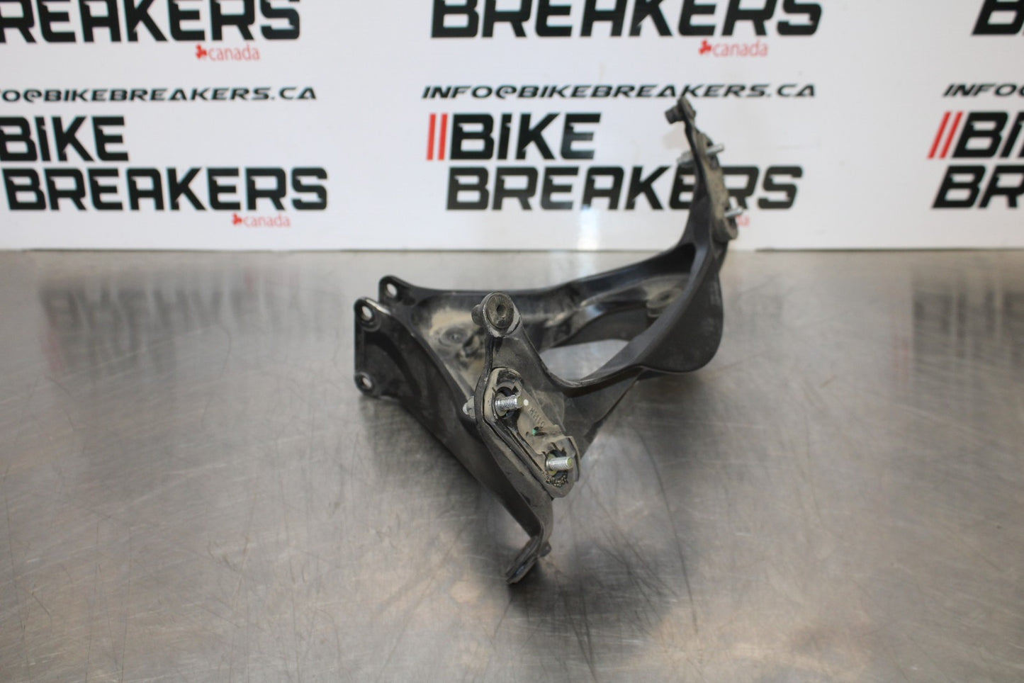 06-07 SUZUKI GSXR 600 UPPER FAIRING MIRROR GAUGES STAY BRACKET BB170