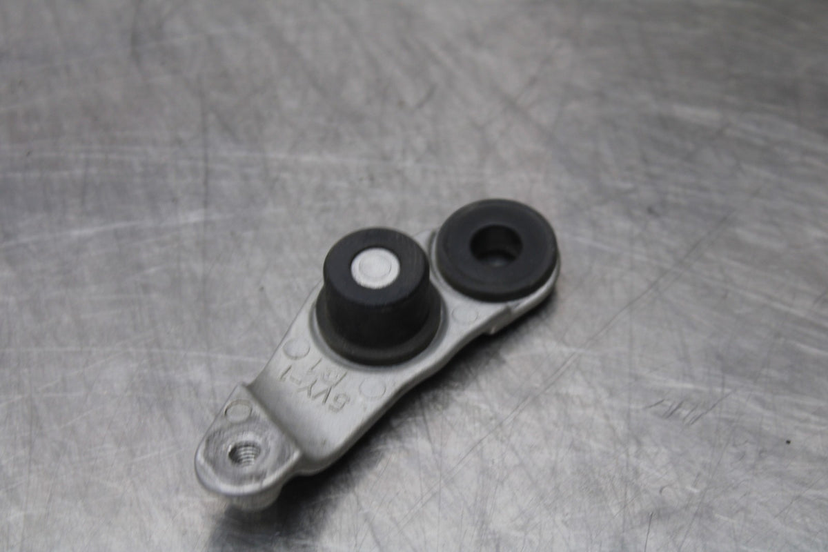 04-05 YAMAHA YZF R1 FRONT GAS TANK BRACKET SET MOUNT  BB173
