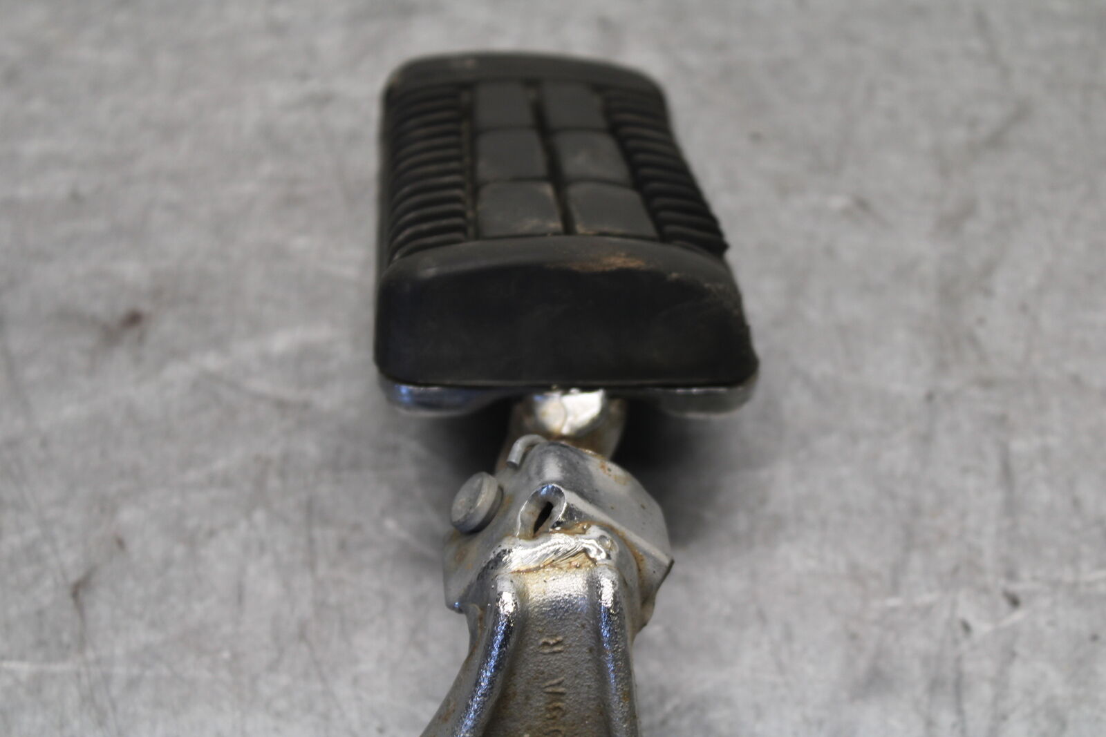 85-86 SUZUKI MADURA 1200 RIGHT FRONT FOOT REST PEG STEP  BB691