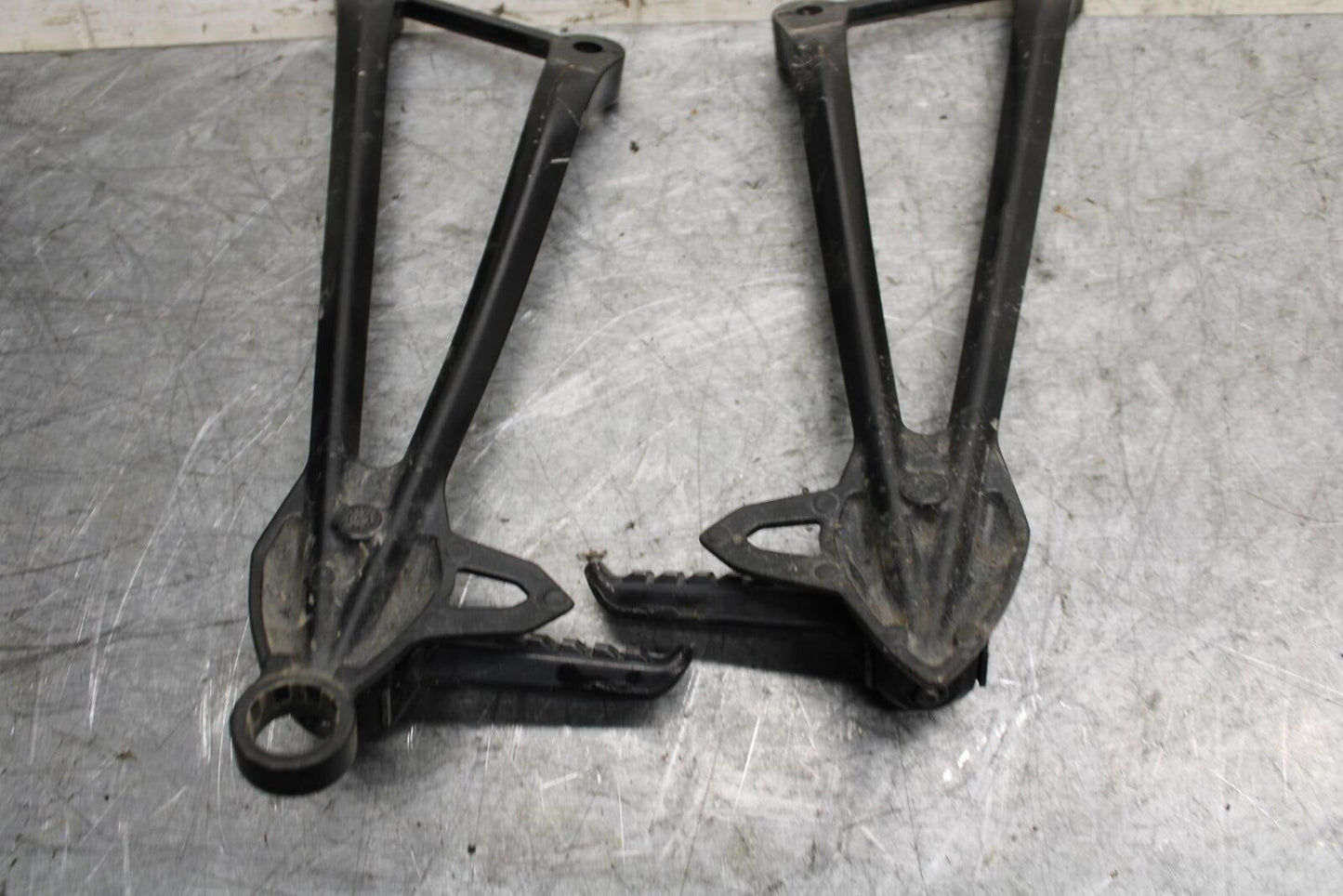 2009 Kawasaki Ninja ZX6R ZX600R REAR BACK PASSENGER PEG SET PAIR BB538