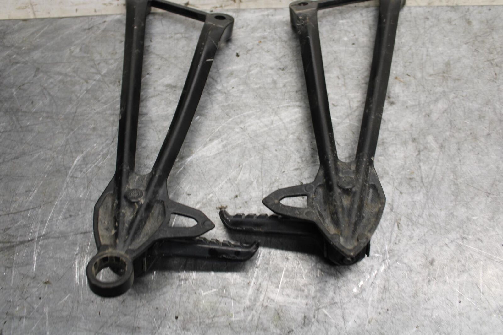 2009 Kawasaki Ninja ZX6R ZX600R REAR BACK PASSENGER PEG SET PAIR BB538