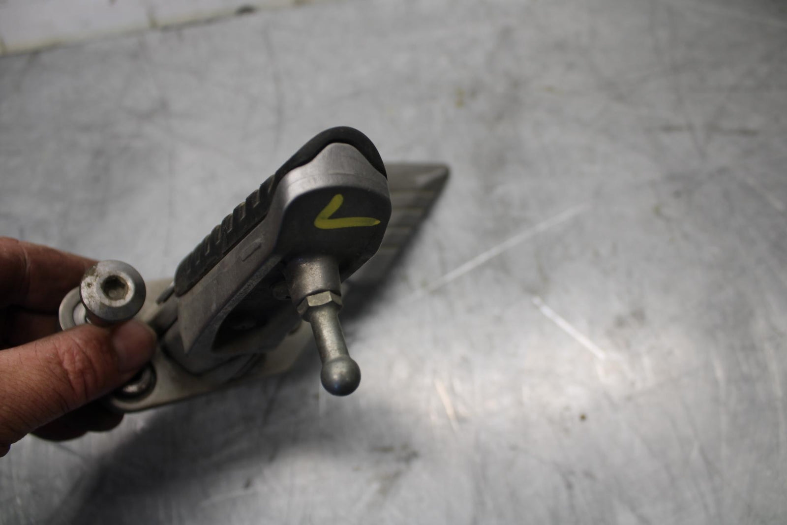 07-08 KAWASAKI CONCOURS 1400 ABS LEFT REARSET REAR SET DRIVER FOOT PEG  BB449