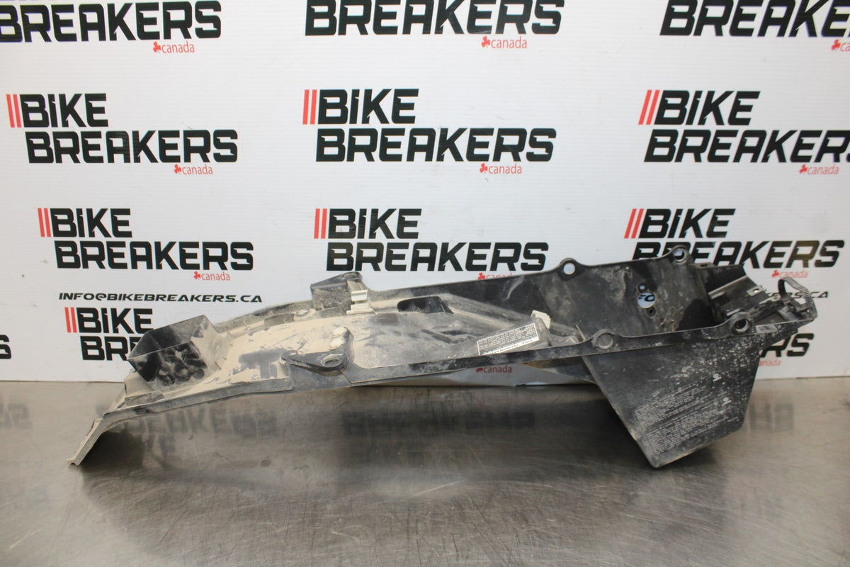 18 YAMAHA SUPER TENERE REAR BACK TAIL UNDERTAIL BATTERY TRAY PLASTIC BB832