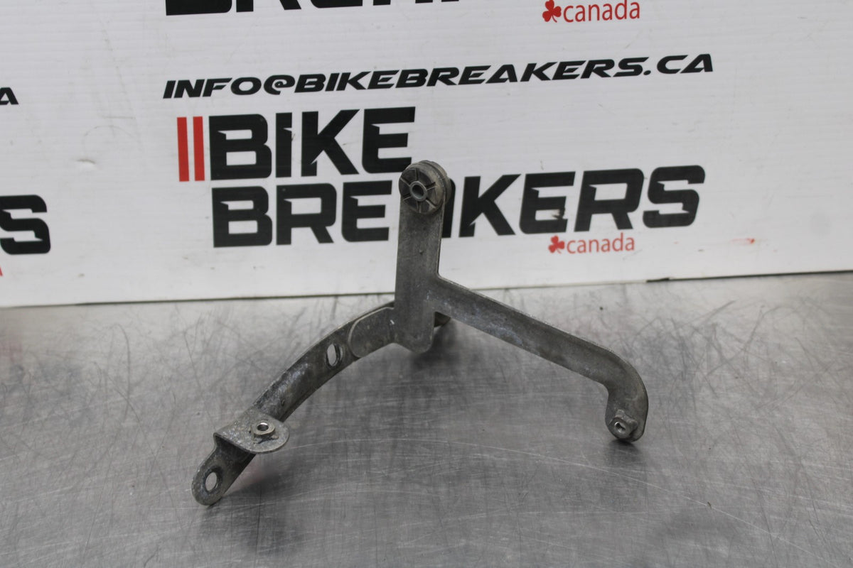 05-06 SUZUKI GSXR1000 OIL COOLER MOUNTING BRACKET MOUNT SUPPORT BB773
