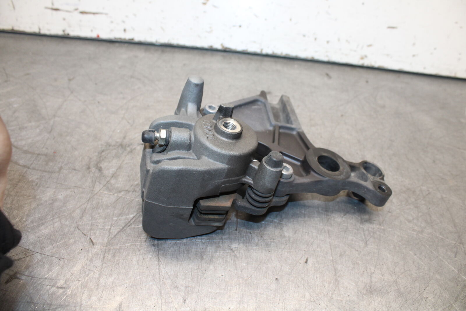 12-17 KAWASAKI ER-6N Z650 REAR BACK BRAKE CALIPER W MOUNT BRACKET BB709