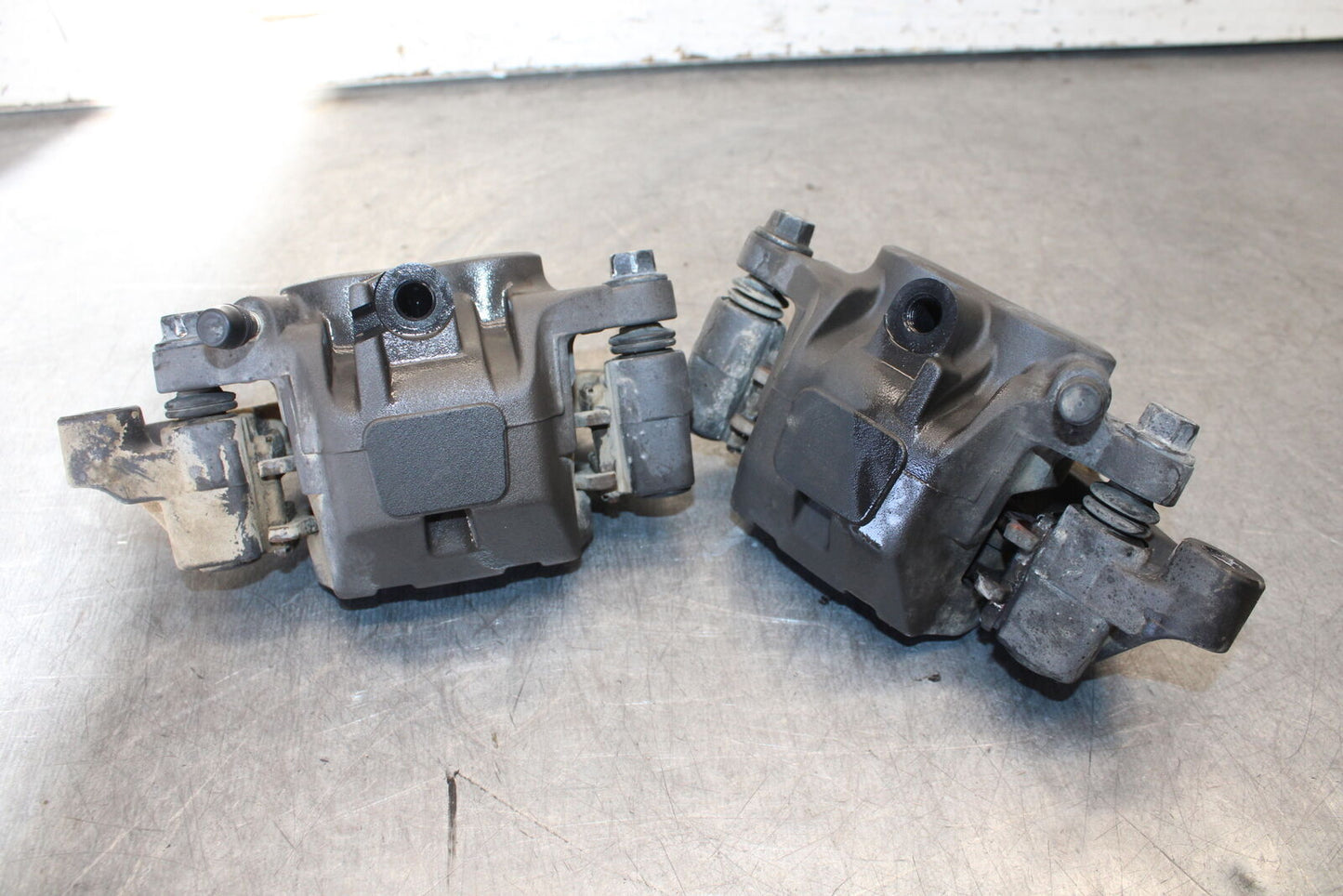 09-15 YAMAHA FZ6R RIGHT LEFT FRONT BRAKE CALIPER SET PAIR CALIPERS BB686