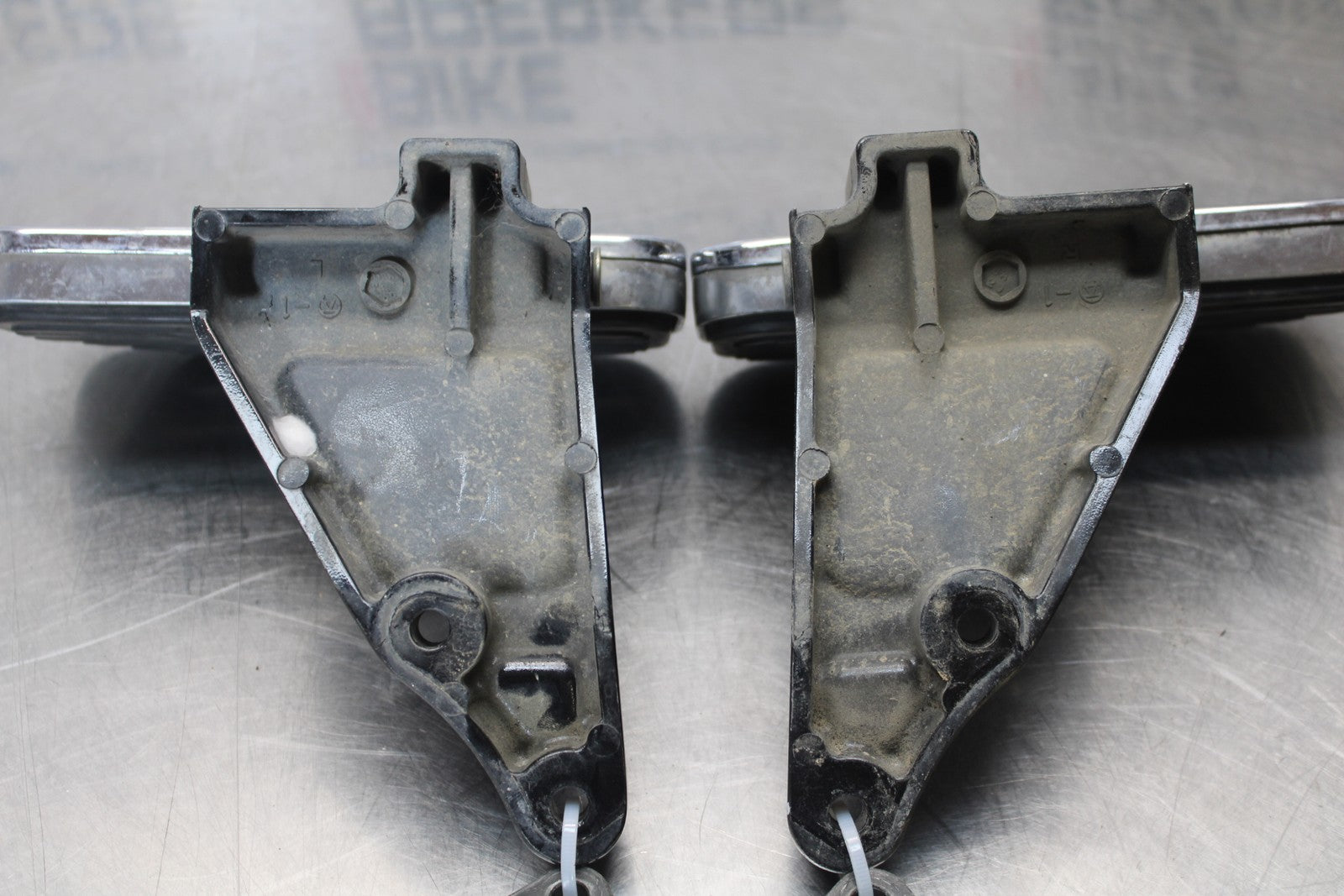 03-08 KAWASAKI VULCAN 1600 REAR PASSENGER FOOT STEP PEG SET PAIR BB196