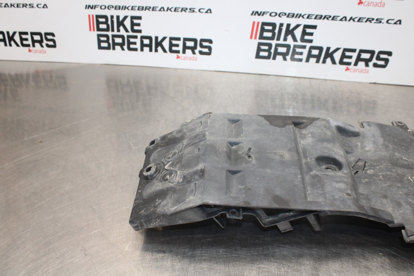 11-22 SUZUKI GSXR 600  REAR BACK TAIL UNDERTAIL BATTERY TRAY PLASTIC BB193