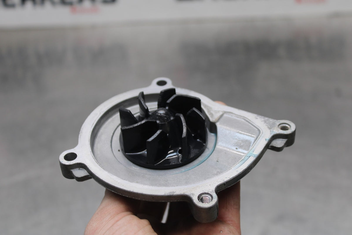 18 YAMAHA YZF R1  ENGINE WATER COOLANT PUMP  BB838