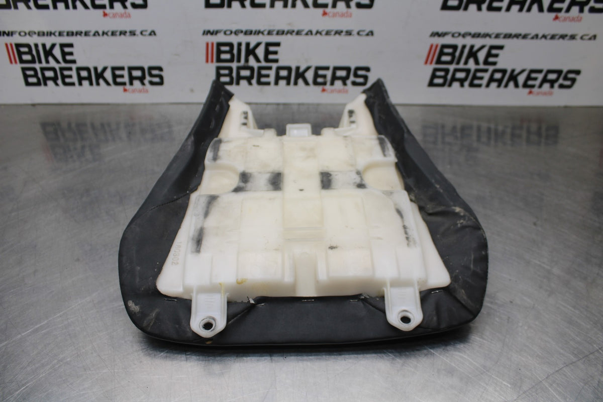 05 YAMAHA YZF R6 FRONT DRIVERS SEAT PAD SADDLE PILLION BB814