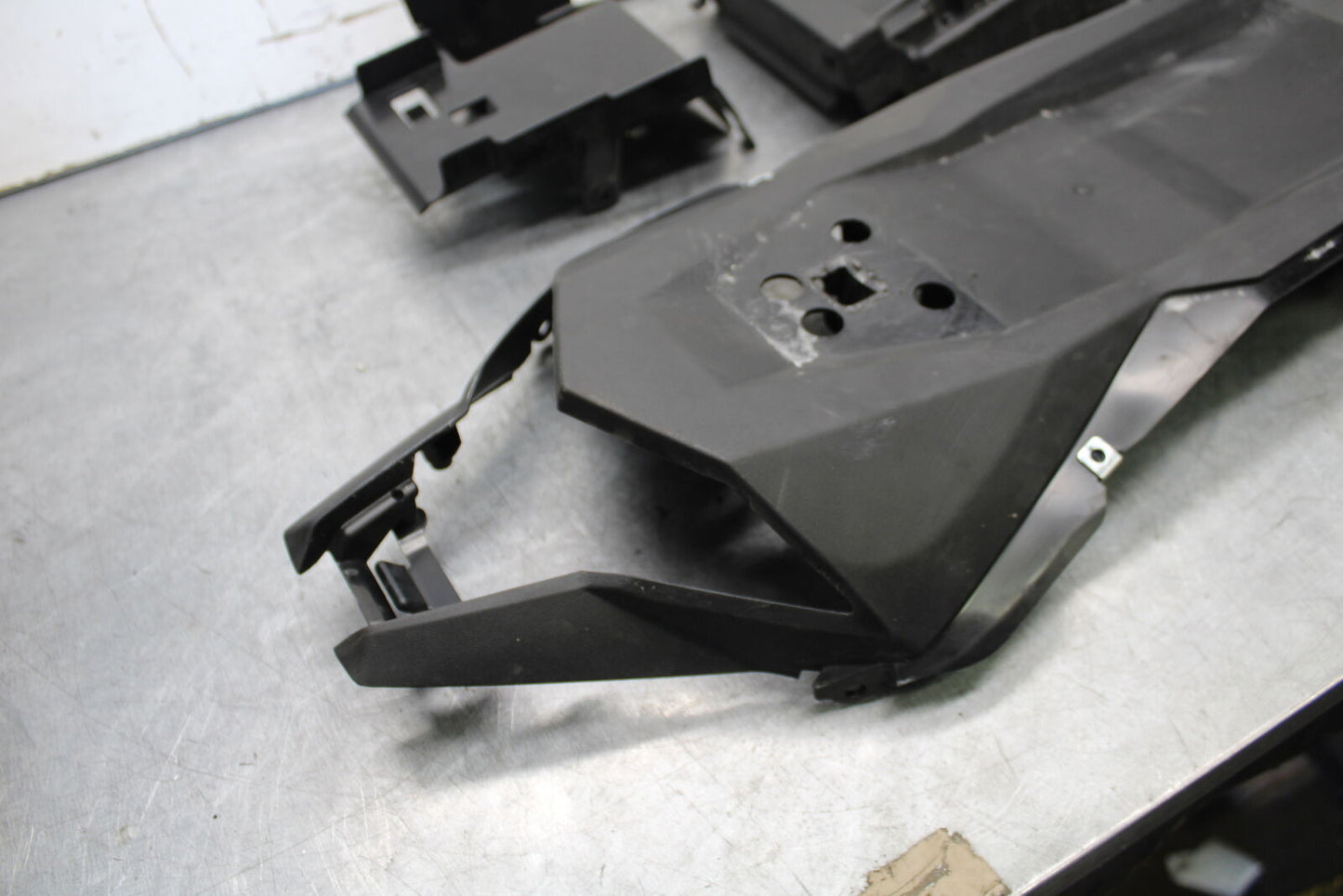 18-23 KAWASAKI NINJA 400 REAR BACK TAIL UNDERTAIL BATTERY TRAY PLASTIC BB660