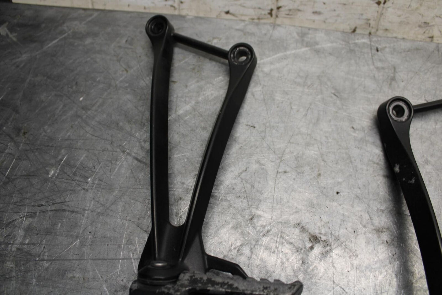 2008 Kawasaki Ninja ZX10R  REAR BACK PASSENGER PEG SET PAIR 34028-0094 BB524