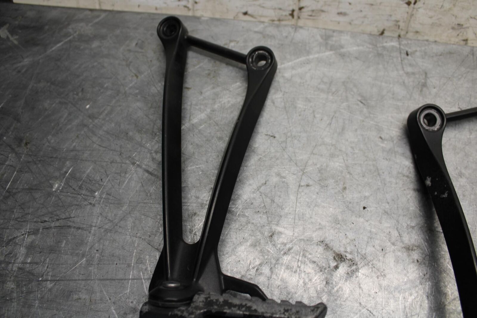 2008 Kawasaki Ninja ZX10R  REAR BACK PASSENGER PEG SET PAIR 34028-0094 BB524