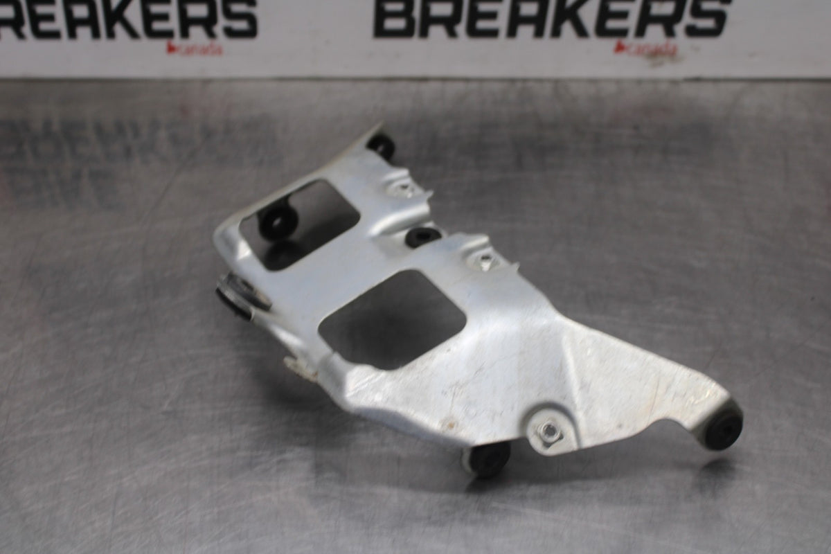 06-07 SUZUKI GSXR 600 FRONT GAS TANK BRACKET MOUNT BB880