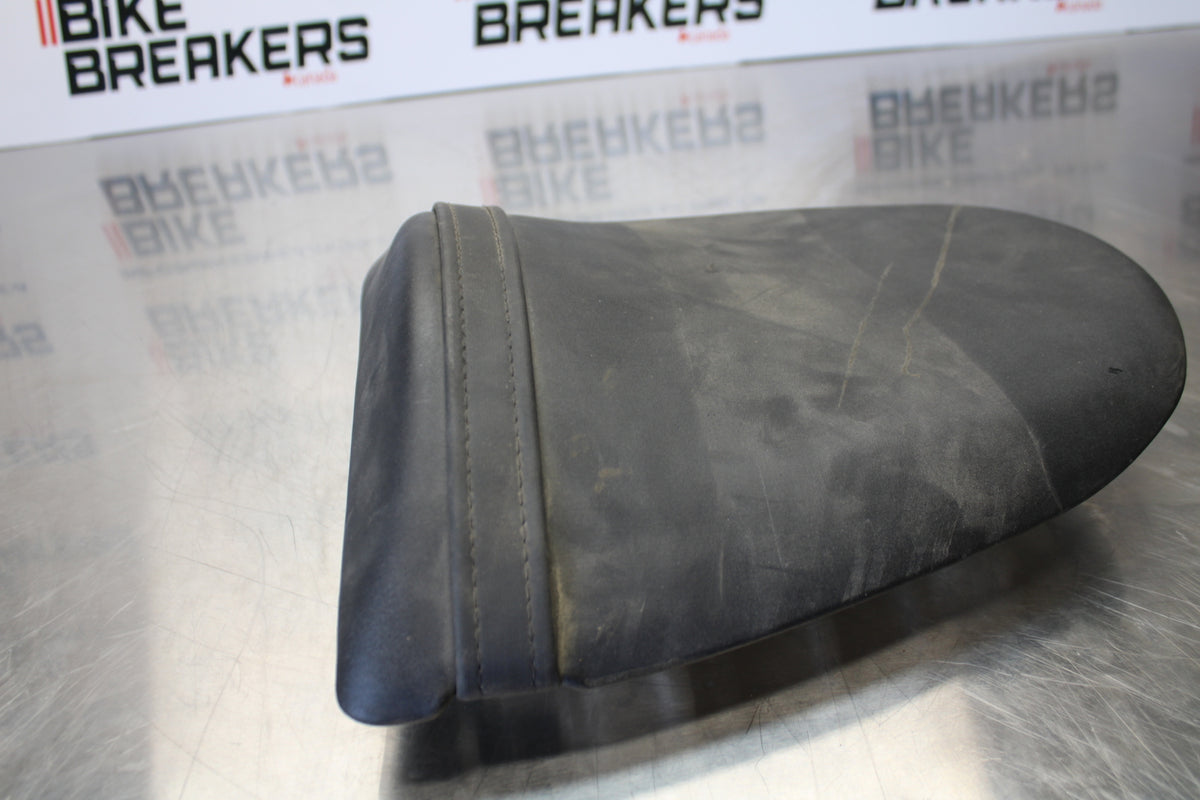 03-04 KAWASAKI NINJA ZX6R REAR BACK PASSENGER TANDEM SEAT PAD SADDLE  BB397