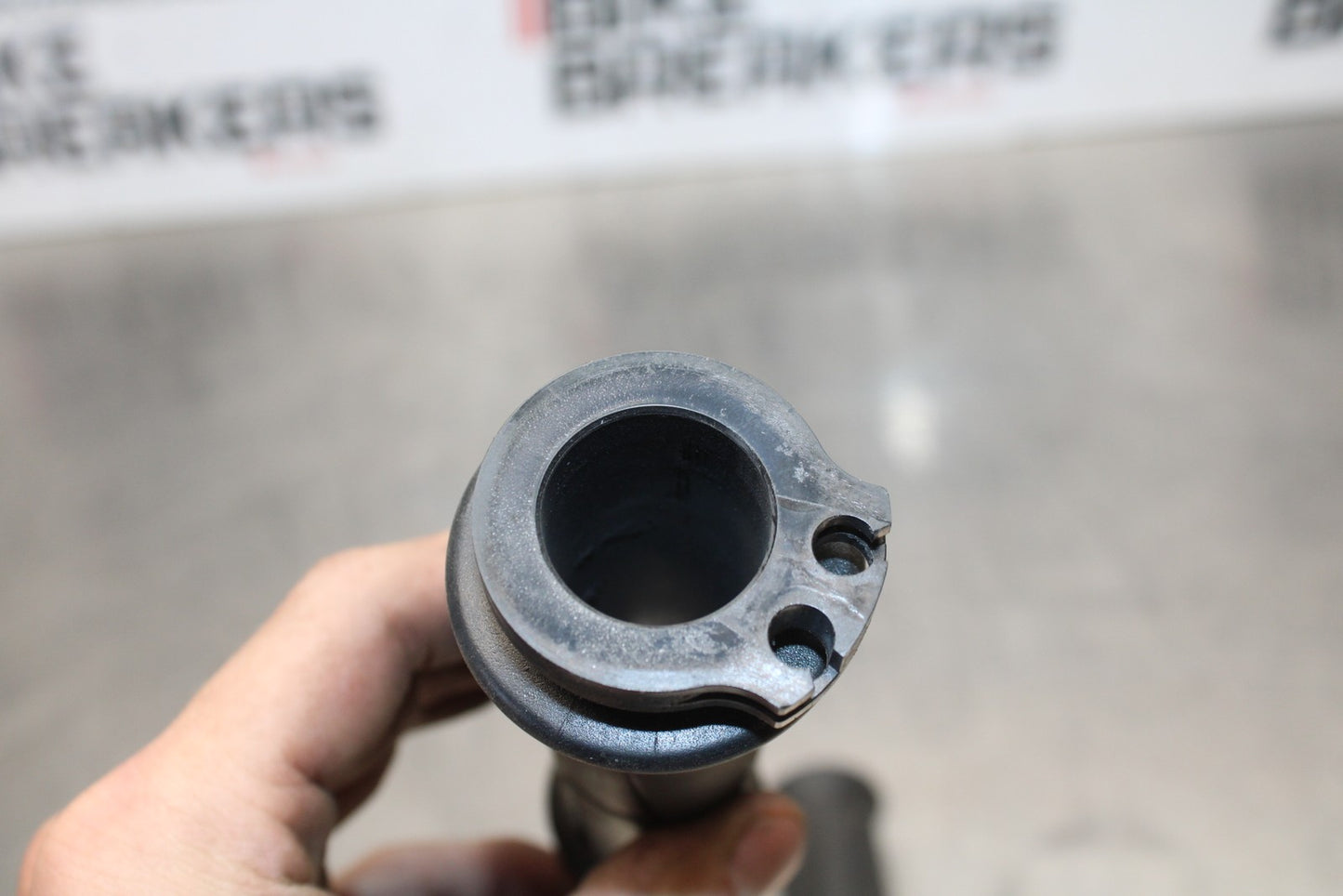 21-23 KAWASAKI NINJA ZX6R RIGHT THROTTLE TUBE & GRIPS BB179