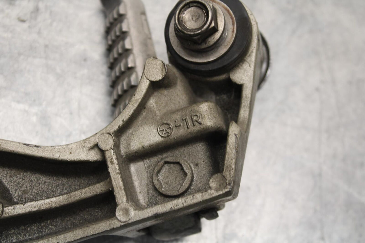 2000 Kawasaki Ninja ZX9R ZX900F REAR BACK PASSENGER PEG SET PAIR BB70