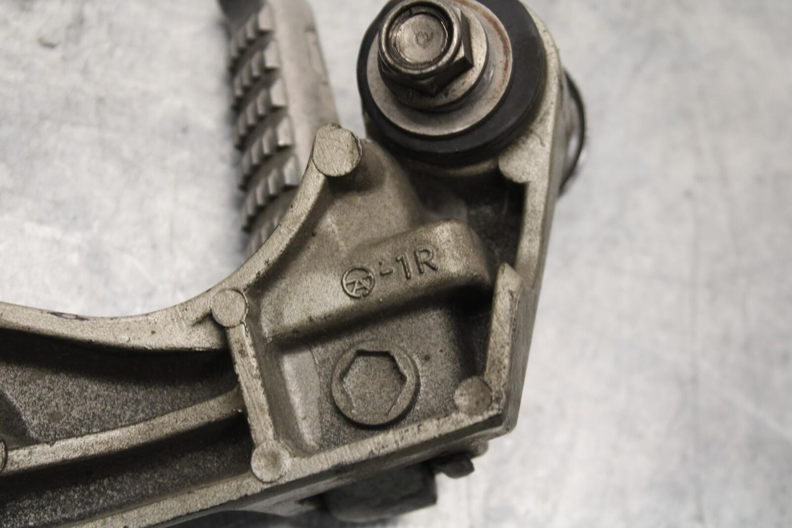 2000 Kawasaki Ninja ZX9R ZX900F REAR BACK PASSENGER PEG SET PAIR BB70