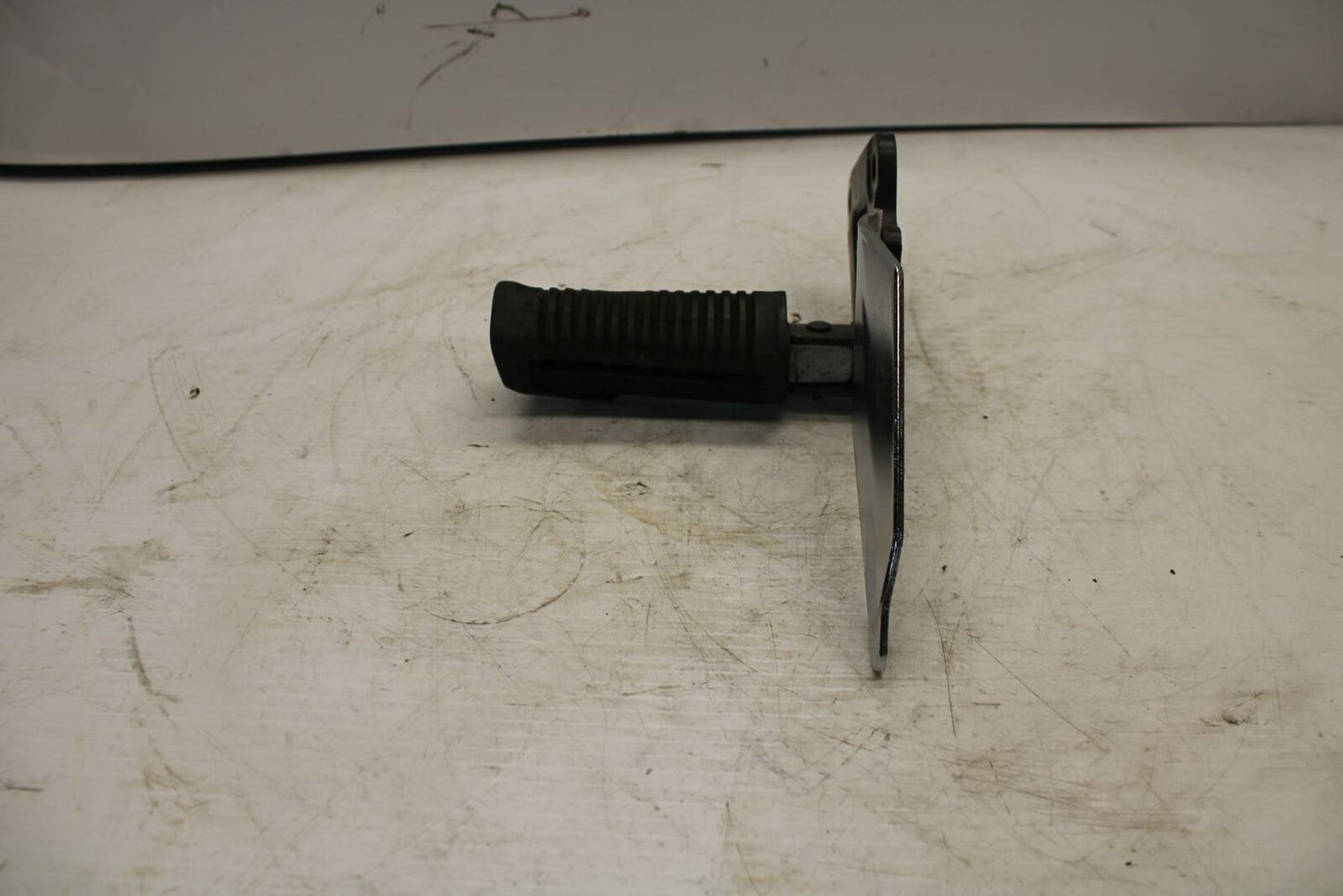 04-09 SUZUKI GS500F LEFT REARSET REAR SET DRIVER FOOT PEG BRACKET MOUNT BB261