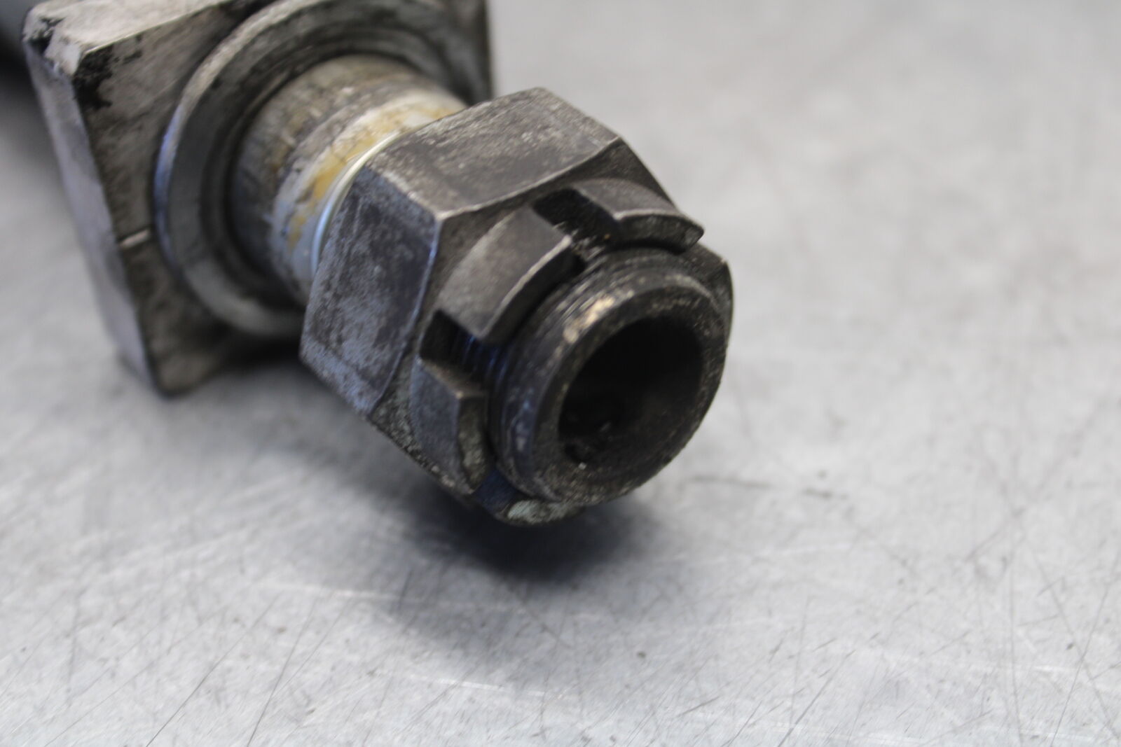 09-12 KAWASAKI NINJA ZX6R REAR AXLE BACK WHEEL RIM BOLT AXEL 41068-0035  BB698