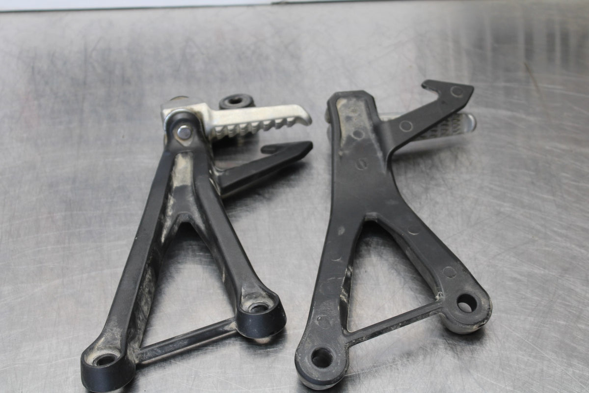 24-25 KAWASAKI NINJA ZX4R REAR BACK PASSENGER PEG SET PAIR BB174