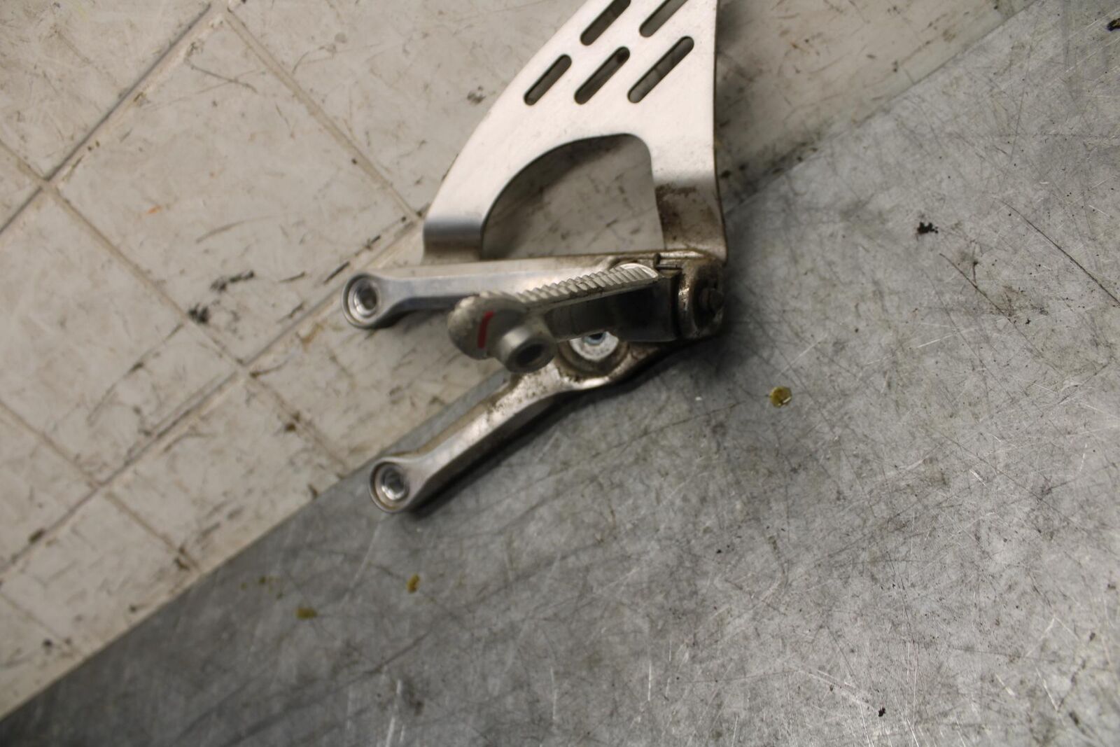 2003 Yamaha YZF R6 LEFT REARSET REAR SET DRIVER FOOT PEG BRACKET MOUNT BB539