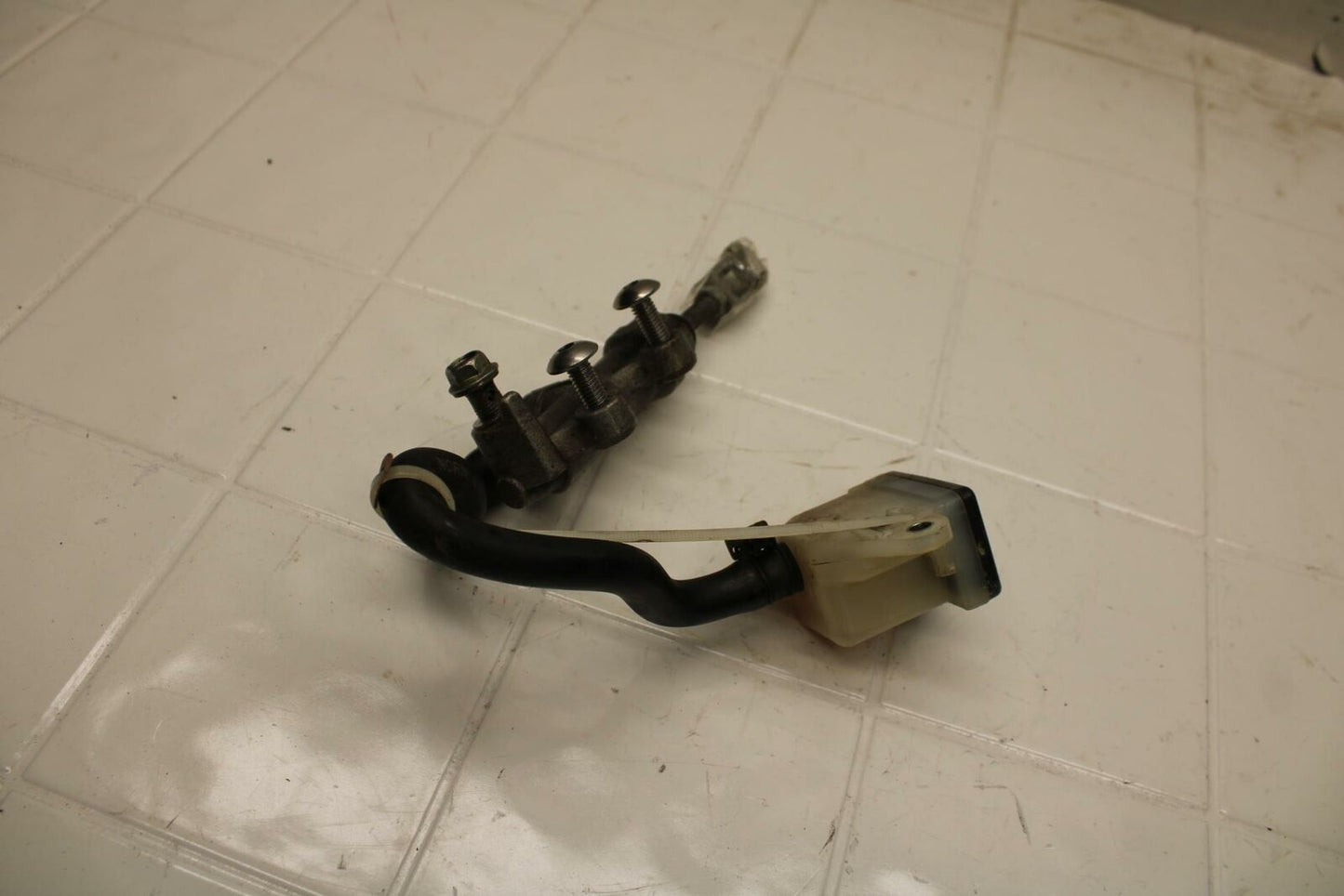 91-92 SUZUKI GSXR1100 GSXR 1100M REAR BRAKE MASTER CYLINDER W RESERVOIR BB03c 