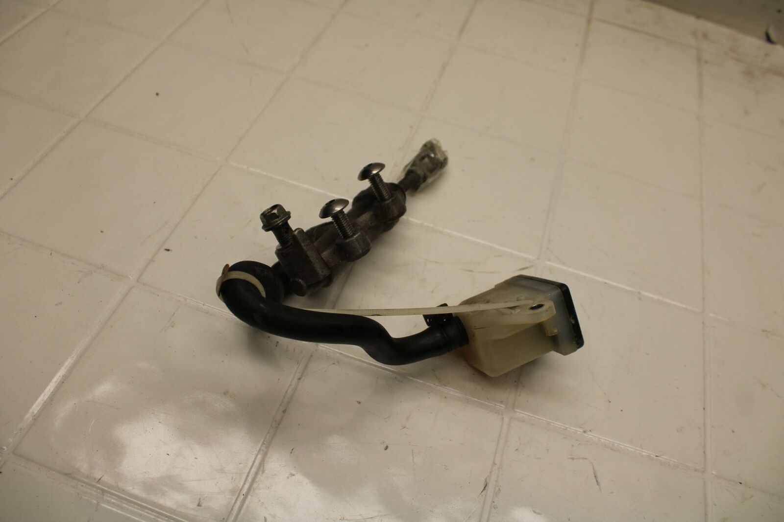 91-92 SUZUKI GSXR1100 GSXR 1100M REAR BRAKE MASTER CYLINDER W RESERVOIR BB03c 