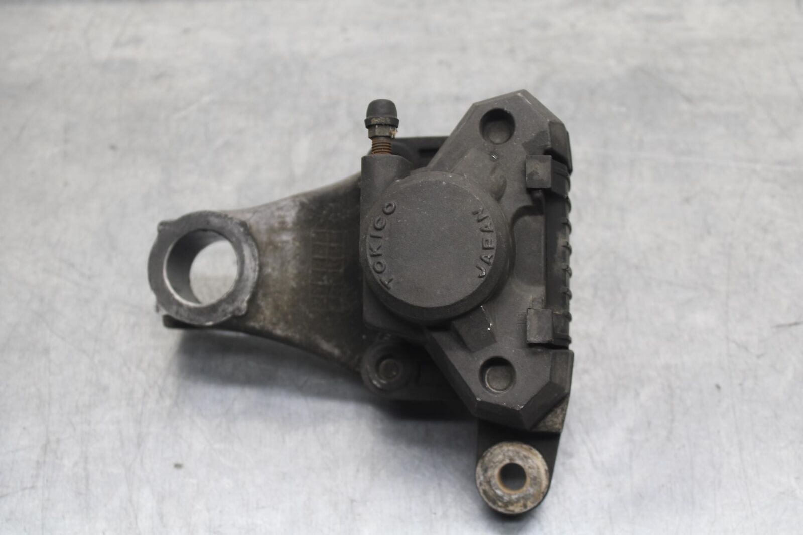 1999 Suzuki GSXR600 REAR BACK BRAKE CALIPER W MOUNT BRACKET BB608