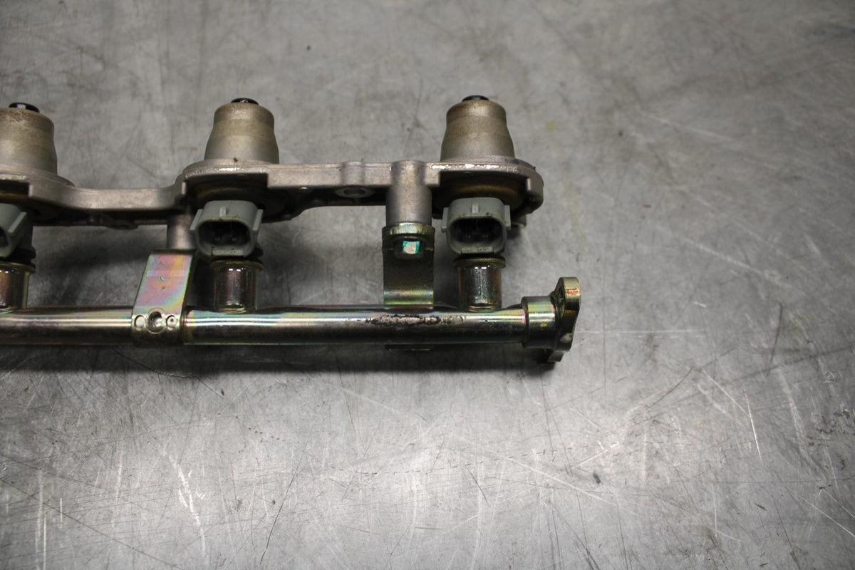 05-06 HONDA CBR600RR SECONDARY FUEL INJECTORS TOP AIRBOX GAS RAIL BB479