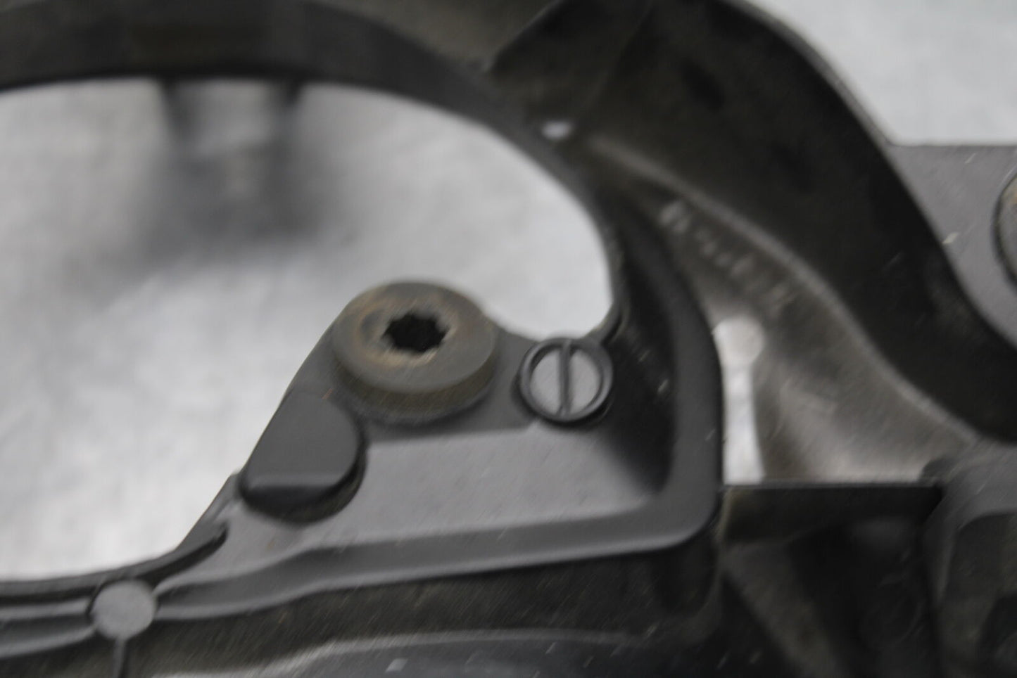 05-06 SUZUKI GSXR1000 UPPER FAIRING MIRROR GAUGES STAY BRACKET 94511-41G00 BB663